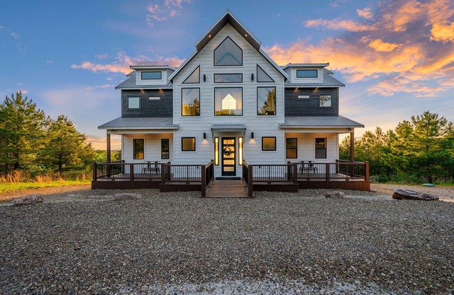 Diamond on the Bluff-Cabin w/Million Dollar Sweeping Views! Sleeps 16