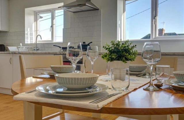 Didcot- Private Flat with Garden & Parking 03