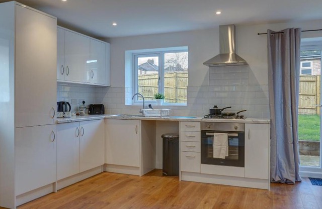 Didcot- Private Flat with Garden & Parking 04