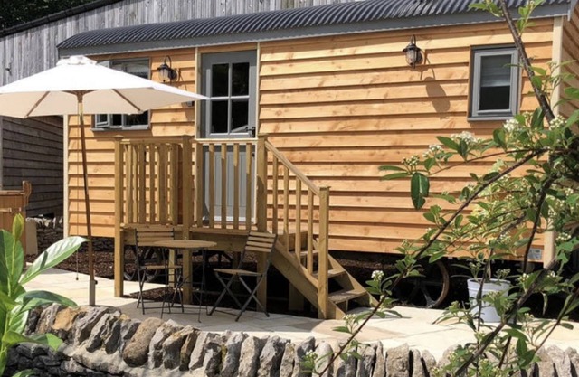 Digby's Hut - sleeps 2 guests in 1 bedroom