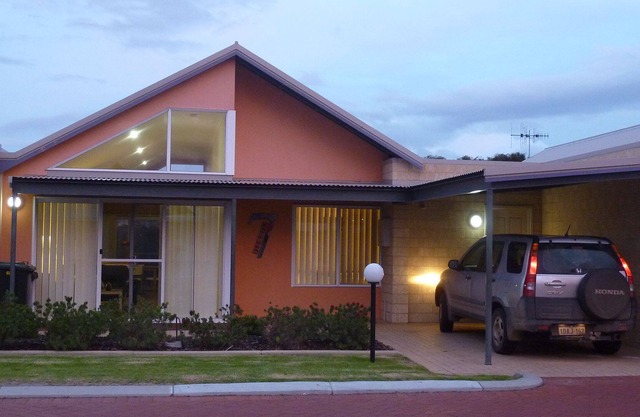 Dillon 7. Beachside apartment