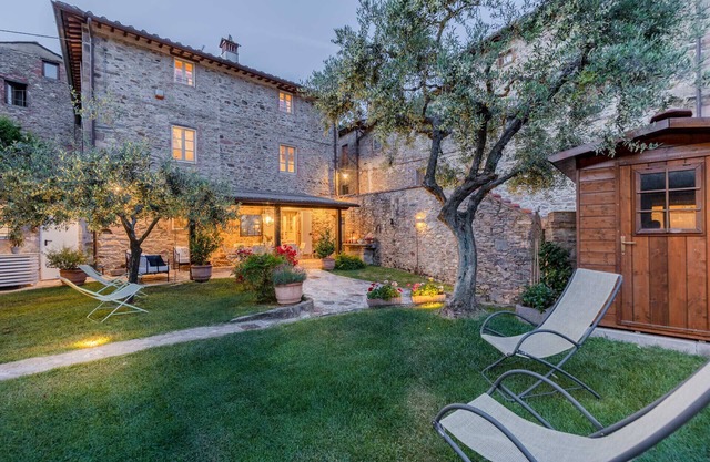 Dimora delle Camelie, a traditional stylish stone farmhouse with garden on the hills of Compitese between Lucca and Pisa