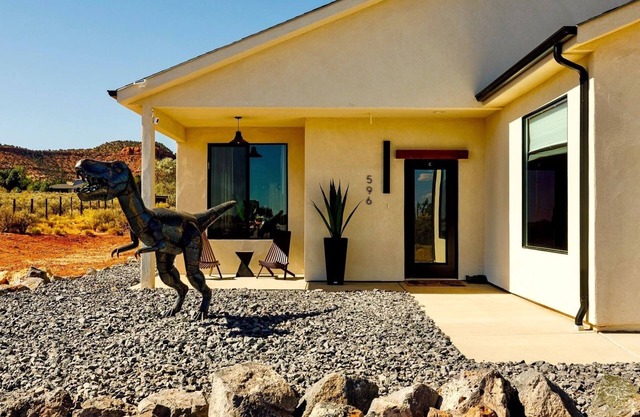 Dino Ranch Villa C, Family Fun with Game Room, Hot Tub and Stunning Views