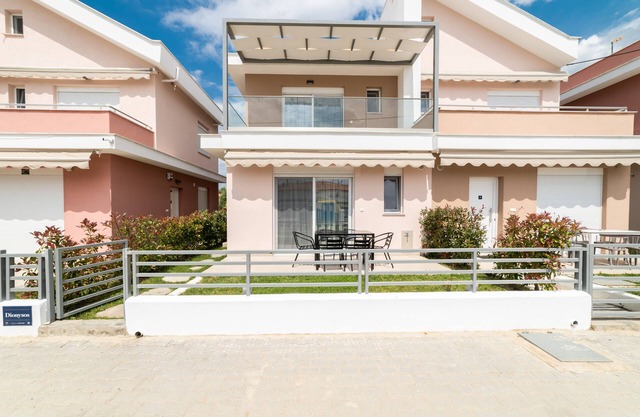 Dionysos- Two-Bedroom Duplex with Garden