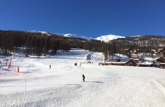 Direct access to the slopes, 6-bed apartment with balcony south of resort 1600