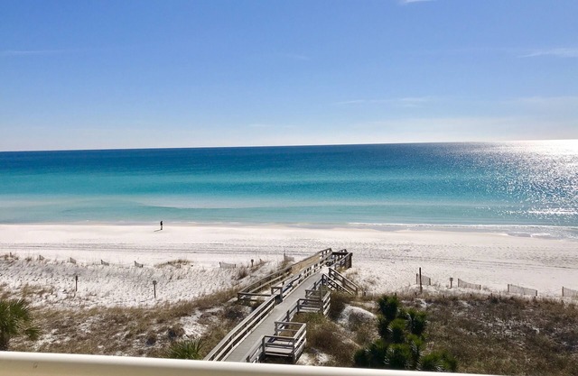 Direct Beach Front, Beautiful Decor, Sparkling Clean, Amazing Reviews & Views!
