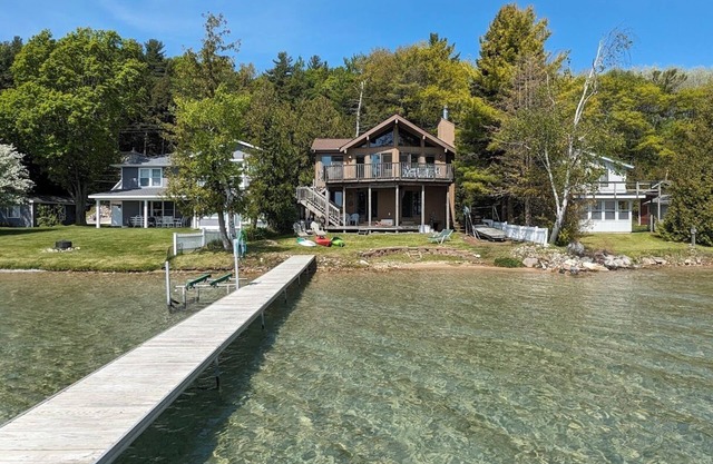 Direct Crystal Lake sandy swimming home. Kayaks, dock, firepit, AC Dog ok