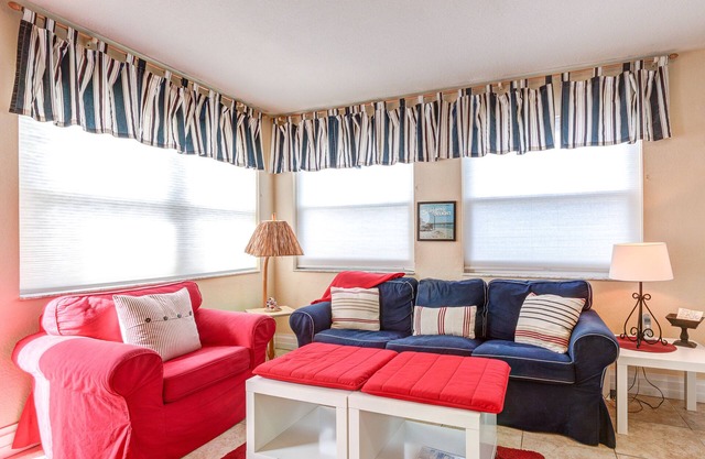 DIRECT OCEAN FRONT Ground Floor 2bed/2bath Great for Families