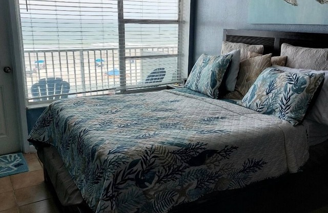 DIRECT OCEAN FRONT Awesome view Sleeps up to 4. BEAUTIFUL