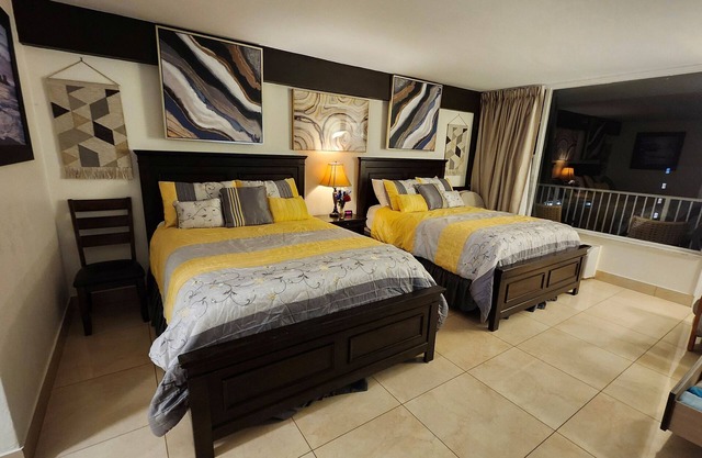 - Direct Ocean Front Building - TOP FLOOR - Amazing Ocean & City Views -