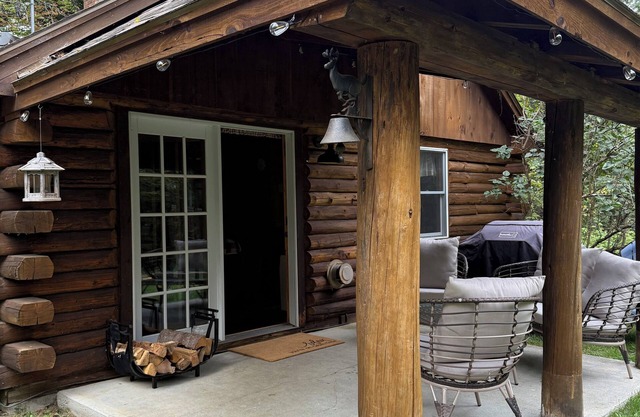 Direct trail access cabin in Pittsburg NHnPet friendly & WIFI