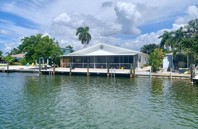 Direct water access with boat lift, 5 min to ocean. Cozy Cottage!