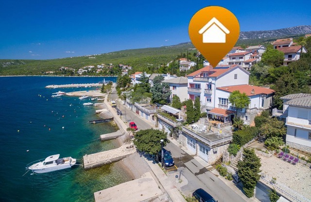 Directly on the beach with sea view