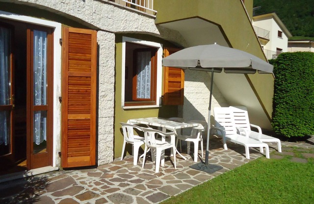 DIRECTLY ON THE BEACH/LAKE, up to 4 people, pool, garden and fantastic views
