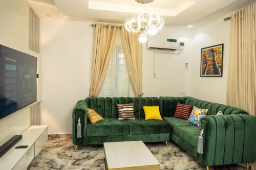 Discover 8-Bedrooms Lakeside Apartment Living Free WiFi And Well Secured