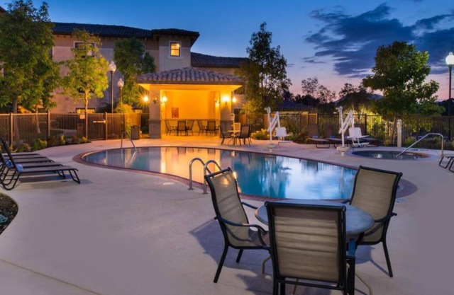 Discover Nature and Culture in Thousand Oaks! W/Private Kitchenette! Onsite Pool