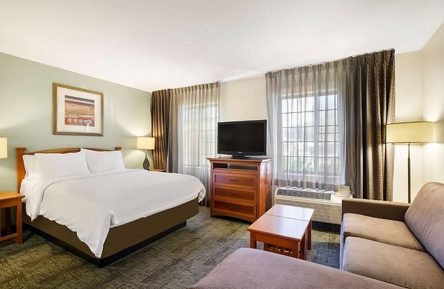 Discover San Diego: Comfortable Suites w/Pool, Breakfast & Pet-Friendly Stay!