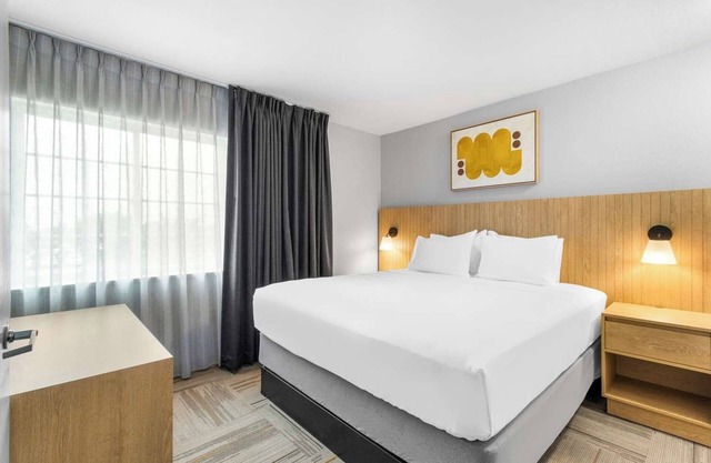 Discover the Texas State Capitol from Prime Location w/Self Parking & Breakfast