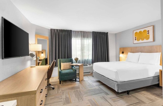 Discover the Texas State Capitol from Prime Location w/Self Parking & Breakfast