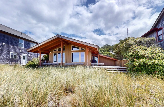 Discover Tranquil Oceanfront Relaxation in Manzanita near beach