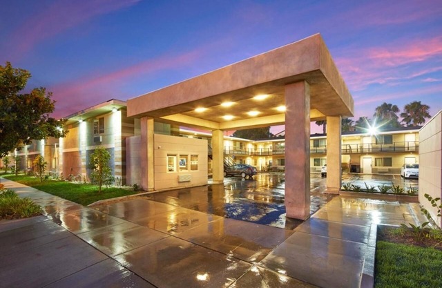 Disneyland Adventure Awaits! Cozy 4 Unit Stay w/Outdoor Pool & Parking!