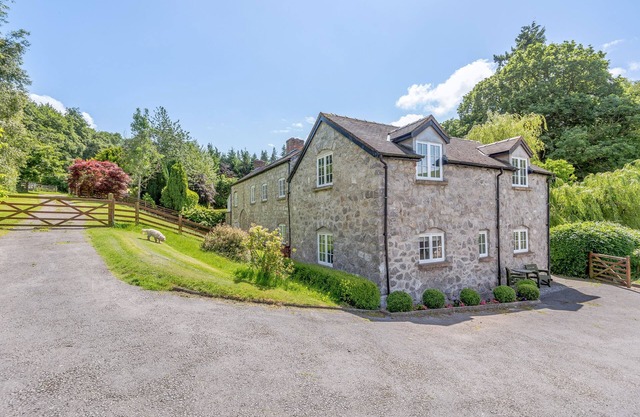 DISTYLL, pet friendly, with a garden in Ruthin
