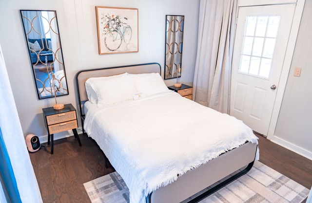 Dixie's Cottage: A Rustic Escape with Dixie the Horse Just Outside