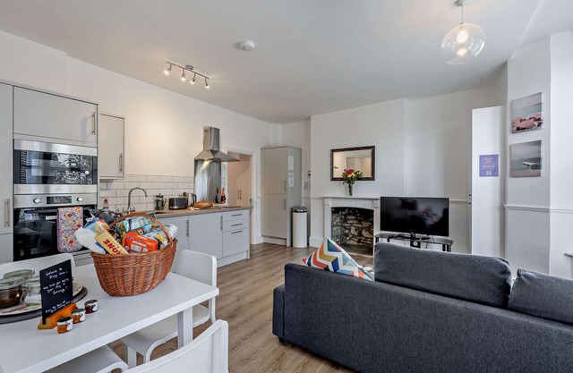 Dizzy Lows Modern 1 Bedroom Swanage Apartment with Bay Views