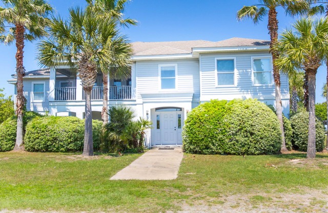 "Doc's Beach House" Just Across from the Ocean on Sullivan's! Great Ocean Views!