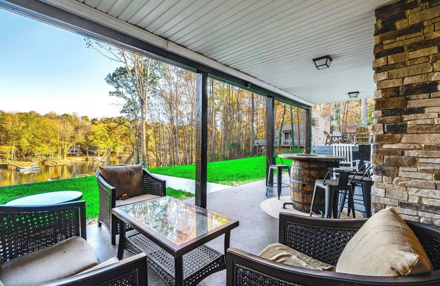 Dock & Hot Tub at High Rock Lake Retreat