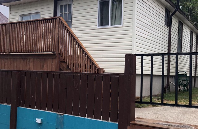 Dock Life Beach 1 - Cottage 4, Riverside 2 bedroom, 3 min walk to Beach 1