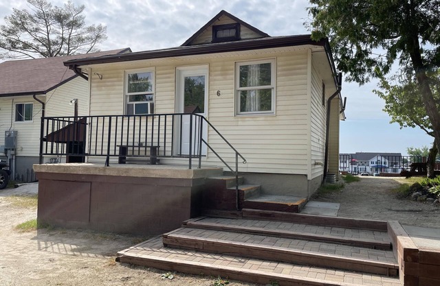 Dock Life Beach 1 - Cottage 6, Riverside Property, 2 Bdrm, 3 min walk to Beach 1