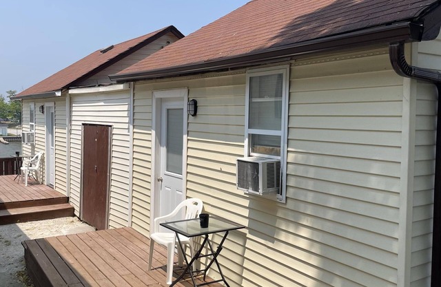 Dock Life Beach 1 - Cottage 14, Riverside Property, 1 Bdrm, 3min walk to Beach 1
