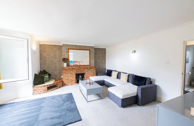 Dock Side Retreat - Seafront Apartment with Garden