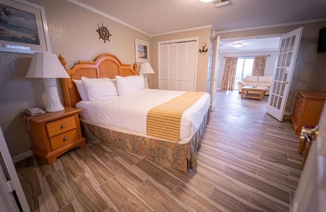Dockside Inn & Resort