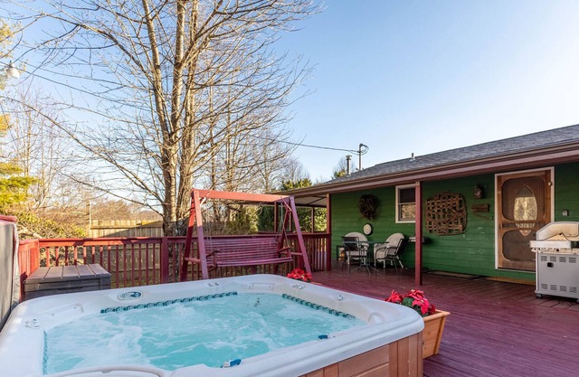 Docs Cabin - private home with hot tub, foosball near Beech