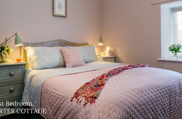 Dog & Family Friendly Cottage, Swimming Pool, Lake, Play area & Games Room.