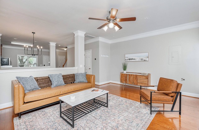 Dog-friendly 2 bd townhome - cozy and central