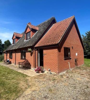 Dog friendly 2 bed cottage close to the river Thurne