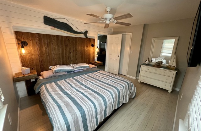 Dog-Friendly 2-floor Dewey Beach condo, steps away from beach, sleeps 10