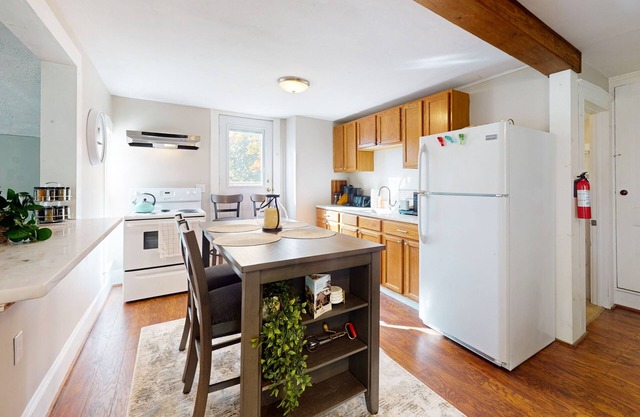Dog-friendly 2nd-floor duplex near Pico & Killington with firepit, W/D, & AC