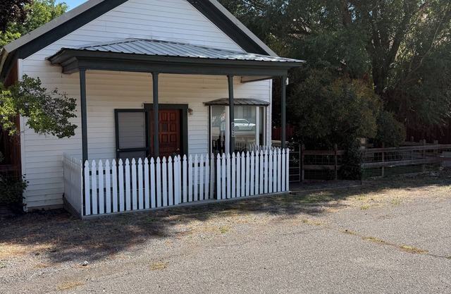 Dog friendly 3-bedroom house with grassy fenced yard in charming Eagleville