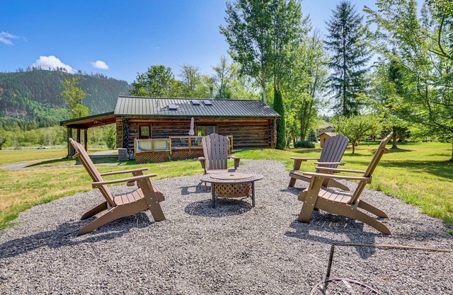 Dog-Friendly Arlington Cabin w/Private Hot Tub!