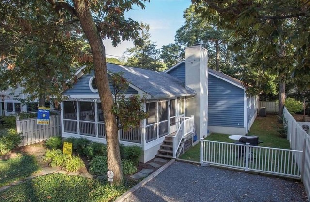 Dog-Friendly Beach House, 2.5 Blocks to Shore – Perfect for Family Getaways!