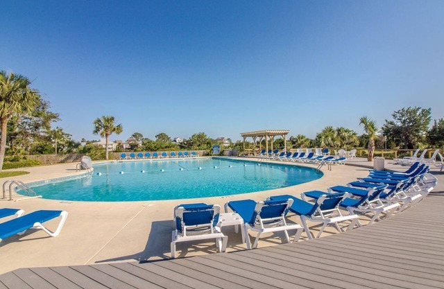 Dog-Friendly Bungalow with golf cart, just a block to the beach!