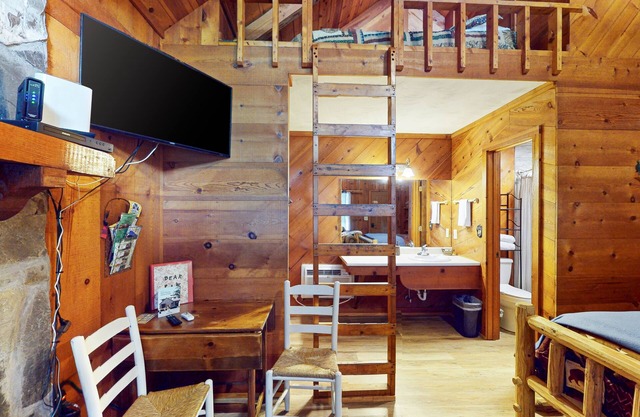 Dog-friendly, cozy cottage retreat withing a 5 minute drive to downtown Helen