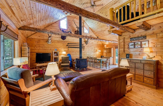 Dog-Friendly Cabin w/Washer/Dryer, WiFi, & Firepit - Steps From the Rio Grande