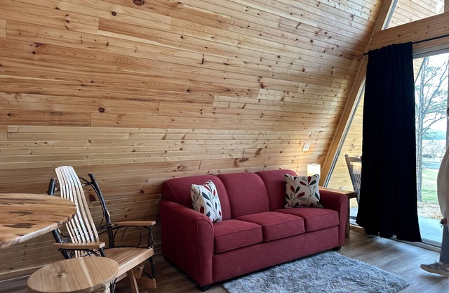 Dog-friendly cabin with mountain & water views - balcony, smart TVs, W/D, & AC