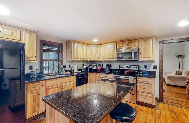 Dog-friendly cabin with washer/dryer & partial AC - near marina