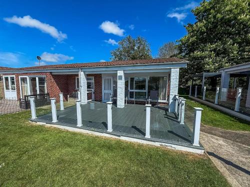 Dog Friendly Chalet At Broadland Park And Marina In Lowestoft Ref 12027B